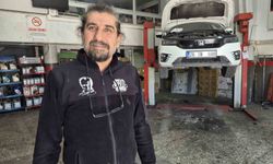 Araç içerisinde sıkışan yavru kediyi tamirhanede çırak sahiplendi