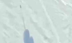 Araklı'nın karlı tepelerinde mahalle arasında snowboard keyfi