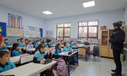 Arama kurtarma köpeği Tipo, öğrencilerin gözdesi oldu