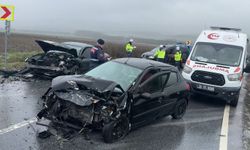 Arnavutköy'de iki araç çarpıştı: 3 kişi yaralandı