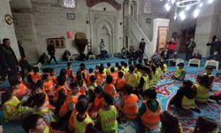 Asırlık camide yaşlılara anlamlı ziyaret