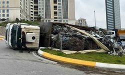 Ataşehir'de kamyon devrilerek yan yattı