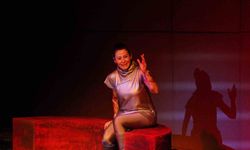 Ayvalık'ta Dünya Tiyatro Günü'nde 'Müdahil' sahnelendi