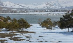 Bahar yüzünü gösterdi: Sıhke Göleti'nin buzları tamamen çözüldü