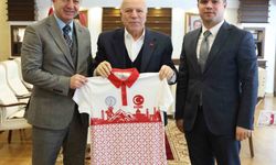 Başkan Sekmen'e Erzurum temalı forma