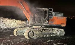 Batman Oymataş OSB şantiyesinde iş makinesi yakıldı