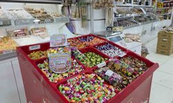 Bayram alışverişine gelen çocukları 'ikram köşesi' ile sevindiriyor