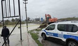 Berdan Irmağı'nda alarm, su seviyesi köprüye dayandı