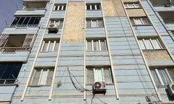 Binadan dökülen parçalar hastanelik etti