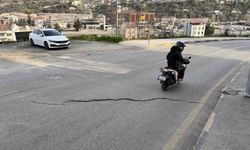 Cadde yolunda oluşan çatlaklıklar tehlike oluşturuyor