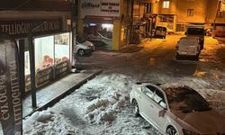 Çatıdan düşen kar kütlesi otomobili kullanılamaz hale getirdi