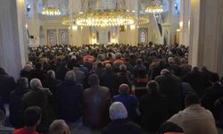 Çorum'da Ramazan ayının son cuma namazında vatandaşlar camilere akın etti