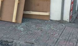 Diyarbakır'da çarpışan araçlardan biri iş yerine daldı