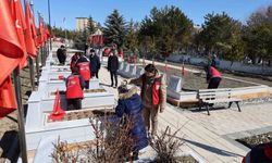 El ele verip mezarlıkları temizlediler