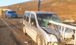 Elazığ araç bariyerlere ok gibi saplandı: 2 yaralı