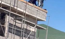 Elazığ'da işçilerin çatıda tehlikeli çalışması