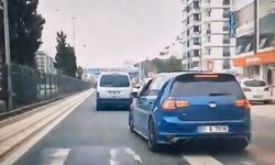 Elazığ'da makas atan araç kameralara yansıdı