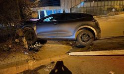 Elazığ'da otomobil istinat duvarına çarptı: 1 yaralı