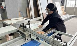 Enkazdan atölyeye bir hayat mücadelesi: İki çocuk annesi mobilyaya şekil veriyor