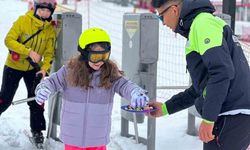 Erciyes'te kayak tutkunlarına bayram şekeri ikram edildi