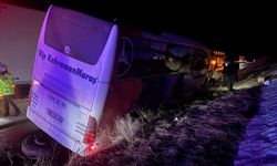 Erzincan'da kontrolden çıkan yolcu otobüsü bariyerlere çarptı