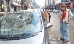 Erzurum'da çatıdan düşen kar ve buz kütleleri tehlike saçıyor