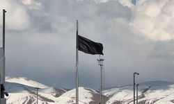 Esendere Sınır Kapısı'nda kısıtlama: İran tarafında dev siyah bayrak dikkat çekti