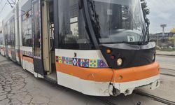 Eskişehir'de otomobille tramvay çarpıştı: 2 yaralı