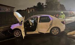 Eyüpsultan'da bir araç bariyerlere girdi: 3 kişi yaralandı