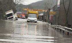 Eyüpsultan'da hafriyat kamyonu göle dönen yolda yan yattı