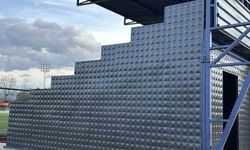 Futbol sahasına malzeme deposu