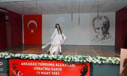 Gaziantep Kolej Vakfı Özel Okulları öğrencileri bayrak alkışı