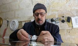 Gaziantepli 74 yaşındaki saat ustası 65 yıldır zamana ayar veriyor