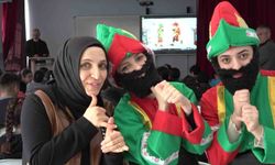 Genç kadınlar, Karagöz ile Hacivat olup 'Kâbe'de Hacılar' ilahisini işaret diliyle sahneledi