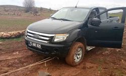 Gercüş'te çamura saplanan aracın imdadına Özel İdare ekipleri yetişti