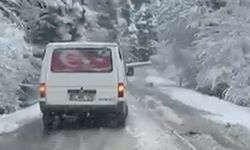 Gölcük yolunda kar sürprizi: Kar lastiği olmayan araç yolda kaldı