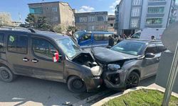 Hafif ticari araç ile SUV tipi araç kafa kafaya çarpıştı: 4 yaralı