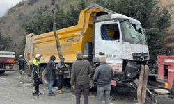 Hafriyat kamyonu refüje daldı, sürücü yaralandı