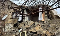 Hakkari'de yağışlara dayanamayan ev çöktü