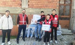 Hisarcık'ta öğrenciler Kızılay'ın yardım kolilerini ihtiyaç sahiplerine ulaştırdı