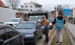 İftar vakti yolda olan sürücülere iftarlık dağıttılar