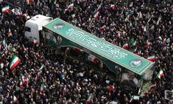 İran'da ABD-İsrail saldırılarında hayatını kaybeden üst düzey askeri yetkililer için cenaze töreni
