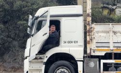 İstanbul'da kamyon sürücüsü göle dönen yolda mahsur kaldı