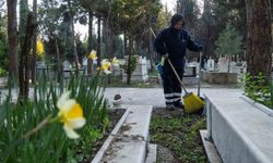 İzmir'de mezarlıklar Ramazan Bayramı'na hazırlanıyor