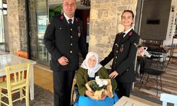 Jandarma ekipleri Yaşlılar Haftası'nda 98 yaşındaki Muzaffer nineyi yalnız bırakmadı