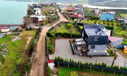 Kaçak yapı gerekçesiyle yıkım kararı verilen göl kenarındaki mahallede protesto