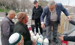 Karapınar'da gönülleri ısıtan dayanışma: 20 ton sütü ücretsiz dağıttı