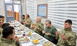 Kars Valisi Polat, iftarını sınırda Mehmetçik ile açtı