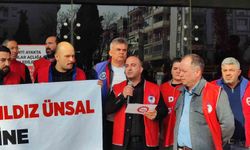 Karşıyaka'da 7 aydır maaş alamayan işçiler belediye kapısında