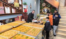 Kars'ta bayram öncesi tatlıcılar yoğun mesai yapıyor